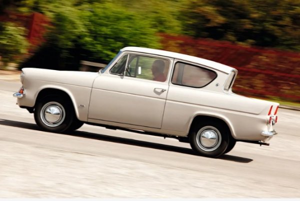 Двигателят Kent дебютира във Ford Anglia от 1959-а и все още се използва при Ford Ka от 2002 година. През този период той задвижва Capri, Consul, Cortina и Fiesta, както и модели, произведени от специализирани марки като Caterham, Marcos и TVR.

Kent е и основата за двигателя Lotus Twin Cam и повечето ранни агрегати на Cosworth, включително известния BDA и неговите производни. В оригиналната си форма, Kent е бил използван в почти всяка форма на моторни спортове, особено в състезателния клас Formula Ford, въведен през 1967 година.